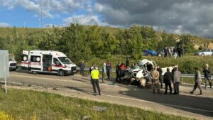 BAYBURT (AA) – Bayburt'ta tır ile kamyonetin çarpıştığı kazada 1