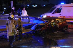 İSTANBUL (AA) – Bayrampaşa'da kontrolden çıkarak bariyerlere saplanan otomobilin sürücüsü