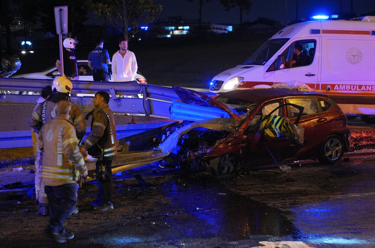 Bayrampaşa'da bariyerlere saplanan otomobilin sürücüsü yaralandı