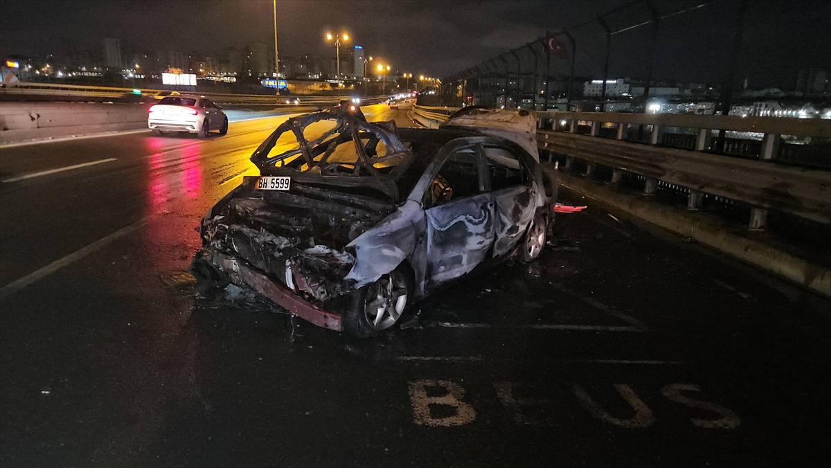 Bayrampaşa'da kaza yaptıktan sonra yanan otomobilin sürücüsü yaralandı