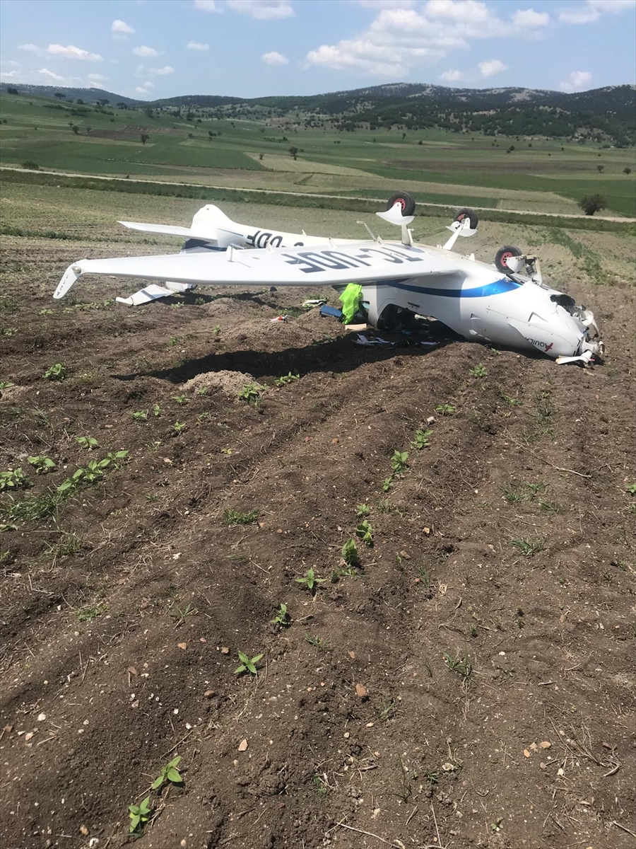 Bilecik'te tarlaya zorunlu iniş yapan eğitim uçağı ters döndü