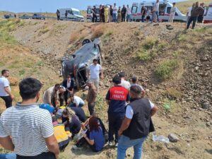 BİNGÖL (AA) – Bingöl'ün Genç ilçesinde, şarampole devrilen otomobildeki 5