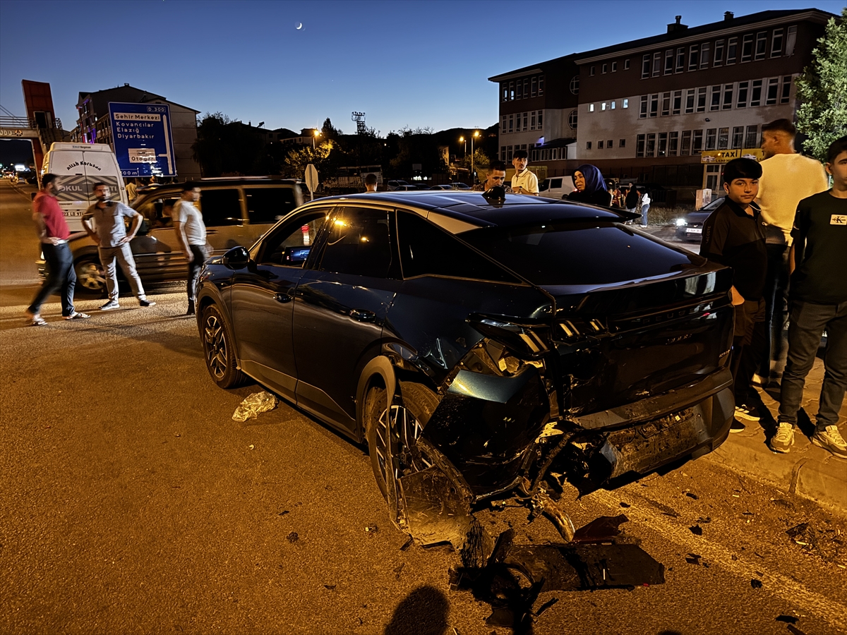 Bingöl'de zincirleme trafik kazasında 5 kişi yaralandı