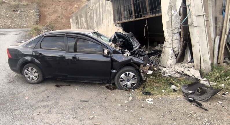 Bitlis'te duvara çarpan otomobildeki 1 kişi öldü, 4 kişi yaralandı