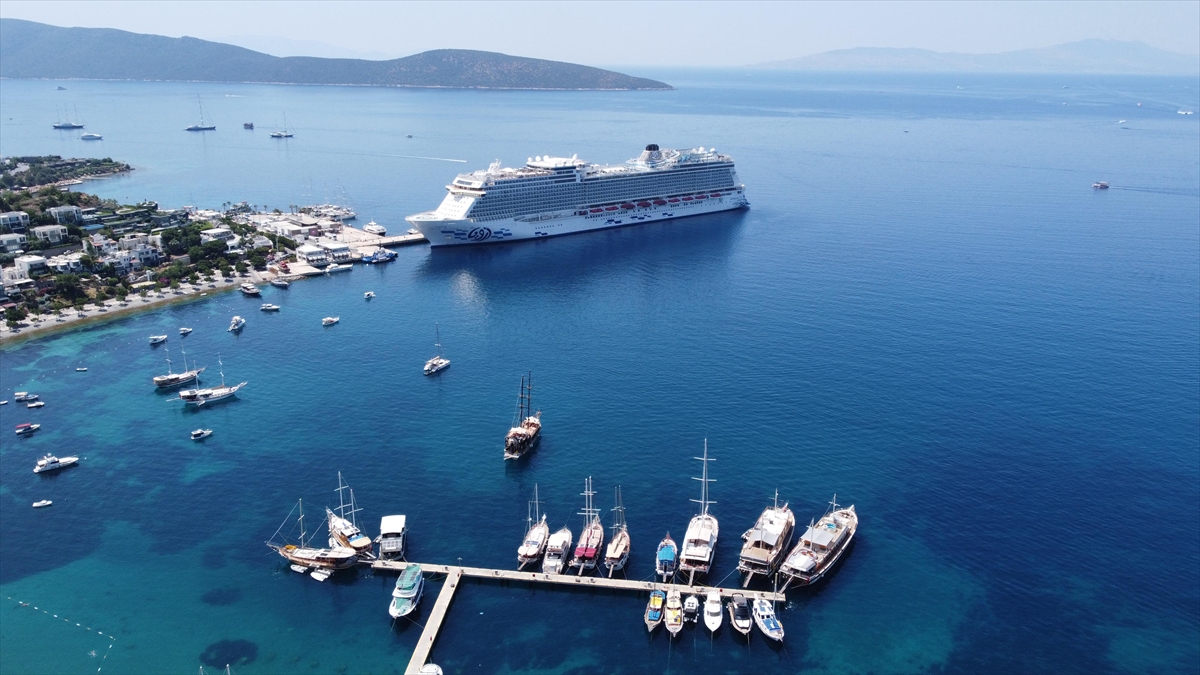 Bodrum'a ilk kez gelen AROYA Cruises, bando ve halk oyunları ekibiyle karşılandı