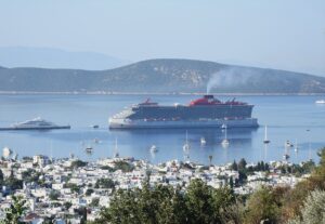 MUĞLA (AA) – Bahamalar bayraklı "Resilient Lady" kruvaziyeri, 2 bin