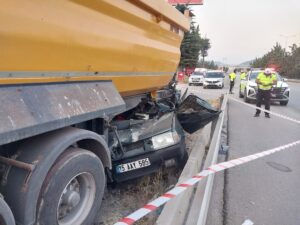 BURDUR (AA) – Burdur'un Bucak ilçesinde otomobilin park halindeki dorseye