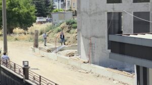 BURSA (AA) – Bursa'nın İnegöl ilçesinde yapımı süren caminin çatısından