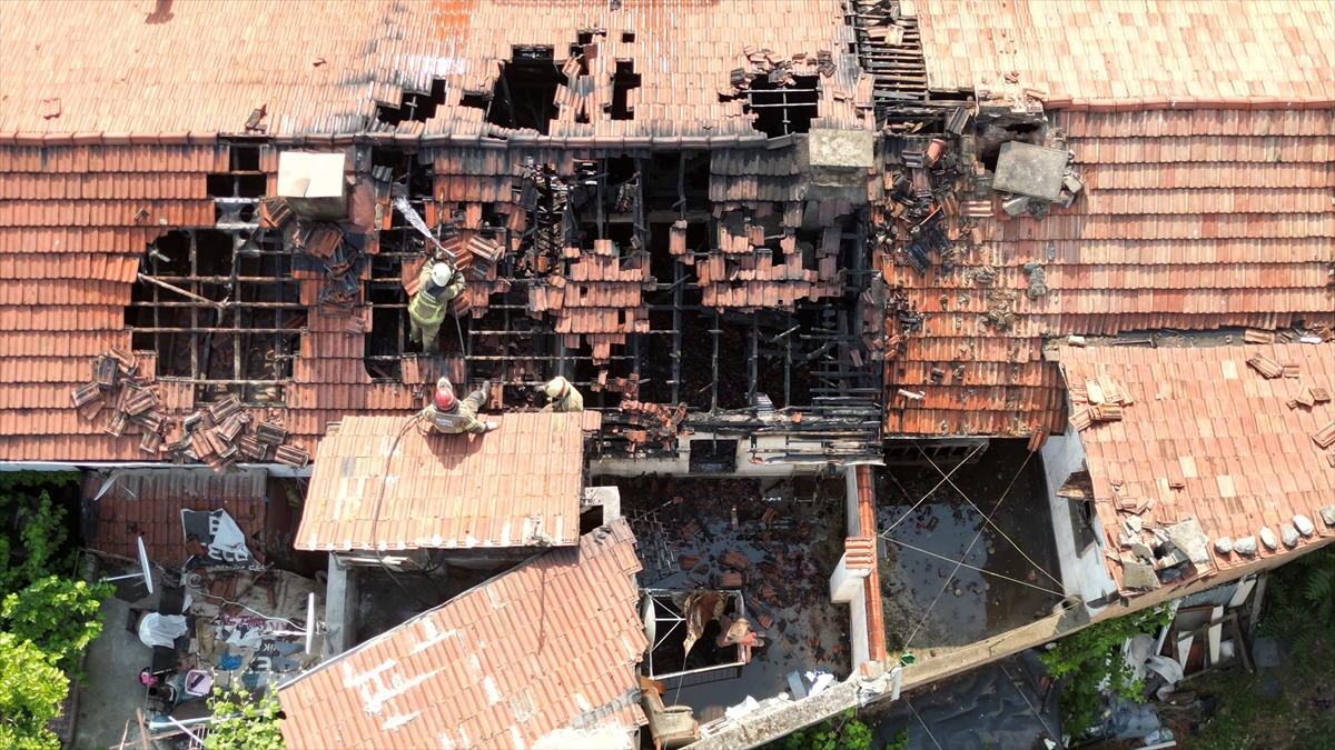 Bursa'da iki katlı ahşap evde çıkan yangın söndürüldü