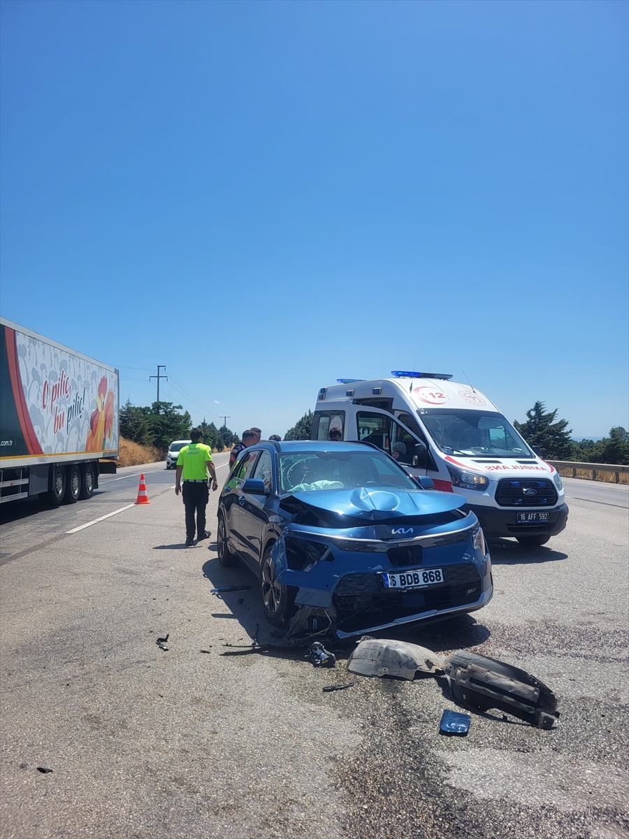 Bursa'da iki otomobilin çarpıştığı kazada 5 kişi yaralandı