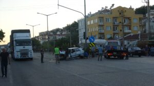 - Küçükkuyu'da meydana gelen kaza nedeniyle Çanakkale-İzmir kara yolu trafiğe