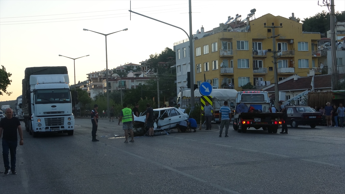 Çanakkale'de freni boşalan kamyon trafik ışığındaki 4 araca çarptı, 4 kişi yaralandı