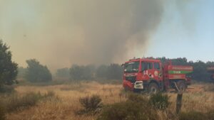 ÇANAKKALE (AA) – Çanakkale tarım arazisinde çıkan yangına havadan ve