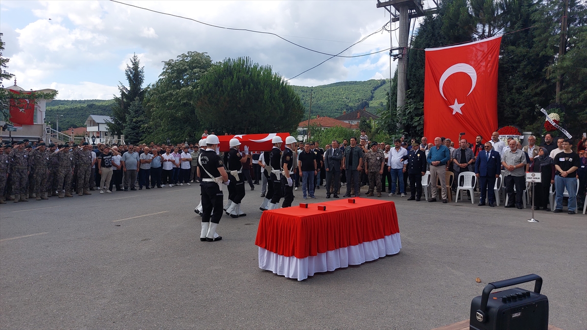 Çankırı'daki trafik kazasında ölen özel harekat kursiyerinin cenazesi Sakarya'da defnedildi