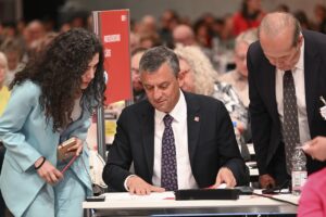 BERLİN (AA) – CHP Genel Başkanı Özgür Özel, Almanya'da Sosyal