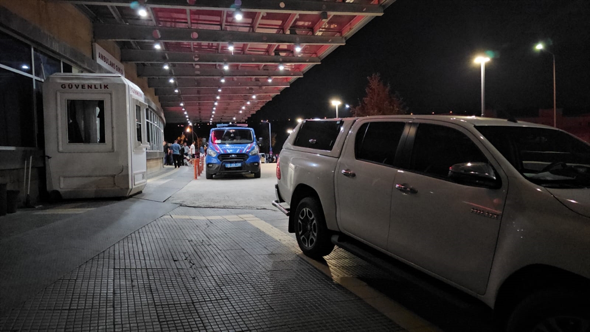 Çorum'da çıkan silahlı kavgada biri polis 2 kişi yaralandı