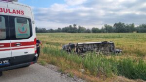 ÇORUM (AA) – Çorum'un Alaca ilçesinde, düğünden dönenleri taşıyan minibüsün