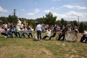 - Etkinliğe girişte cep telefonlarını görevlilere teslim eden aileler, ebru,