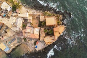 - Senegal'in başkentinde birçok mahallede sosyal mesaj taşıyan çizimlere rastlamak