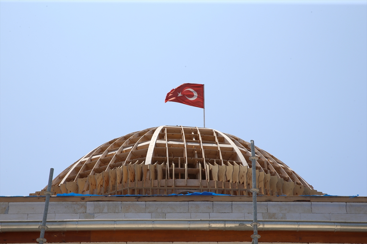 Depremde hasar alan Habib-i Neccar Camisi'nin restorasyon çalışmaları sürüyor
