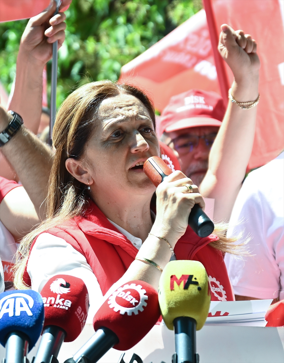 DEV-Sağlık-İş'ten Çalışma ve Sosyal Güvenlik Bakanlığı önünde basın açıklaması