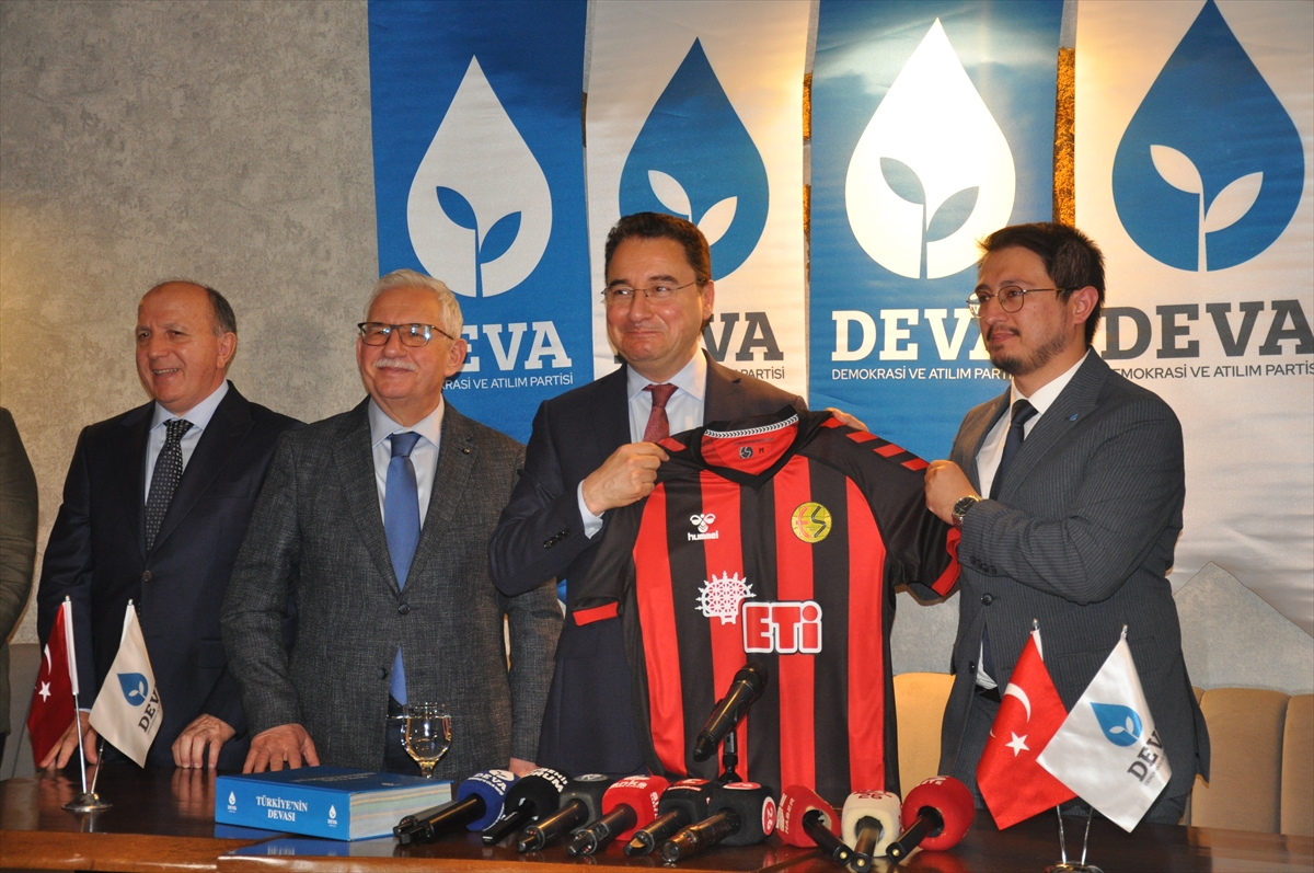 DEVA Partisi Genel Başkanı Babacan, Eskişehir'de basın mensuplarıyla bir araya geldi