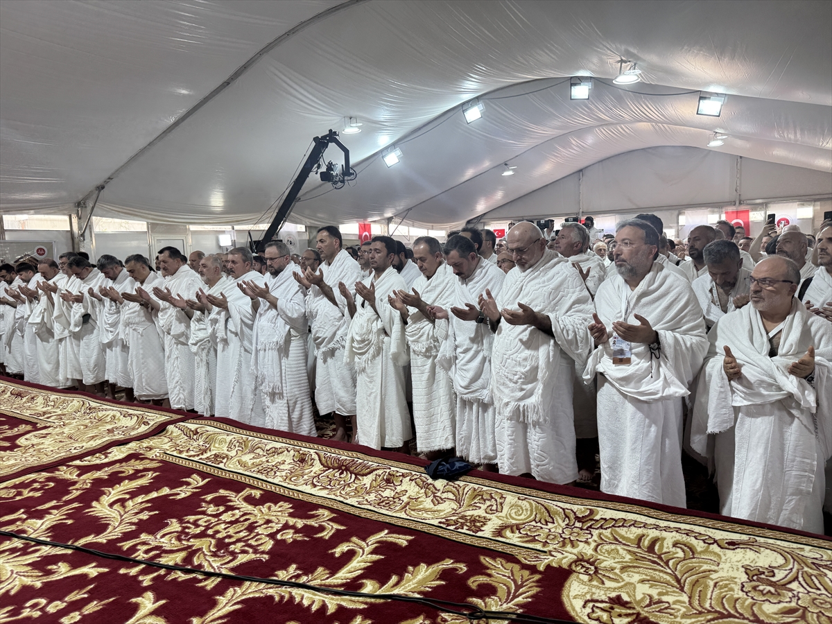 Diyanet İşleri Başkanı Erbaş Arafat'ta vakfe duası yaptı: