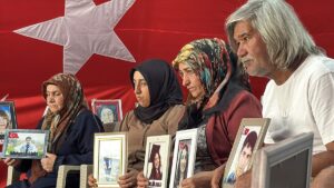 DİYARBAKIR (AA) – Dağa kaçırılan çocukları için eski HDP il