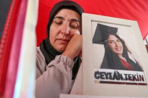 DİYARBAKIR (AA) – Dağa kaçırılan çocukları için eski HDP il