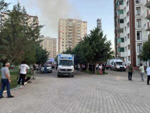 DİYARBAKIR (AA) – Diyarbakır'da bir binada çıkan yangına itfaiye ekipleri
