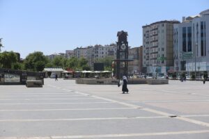 DİYARBAKIR (AA) – Diyarbakır'da 42 dereceye ulaşan hava sıcaklığı yaşamı