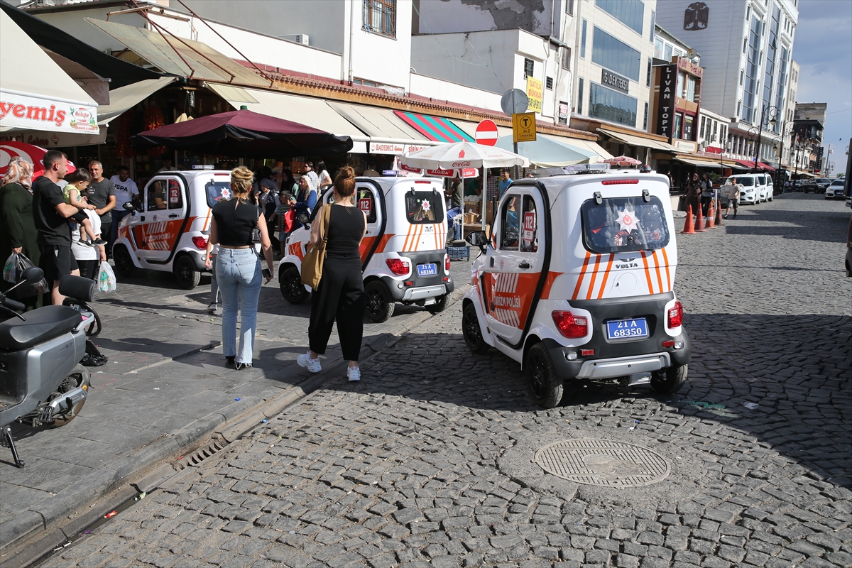Diyarbakır'da turizm polisine tahsis edilen elektrikli 3 “Volta” araç hizmete girdi