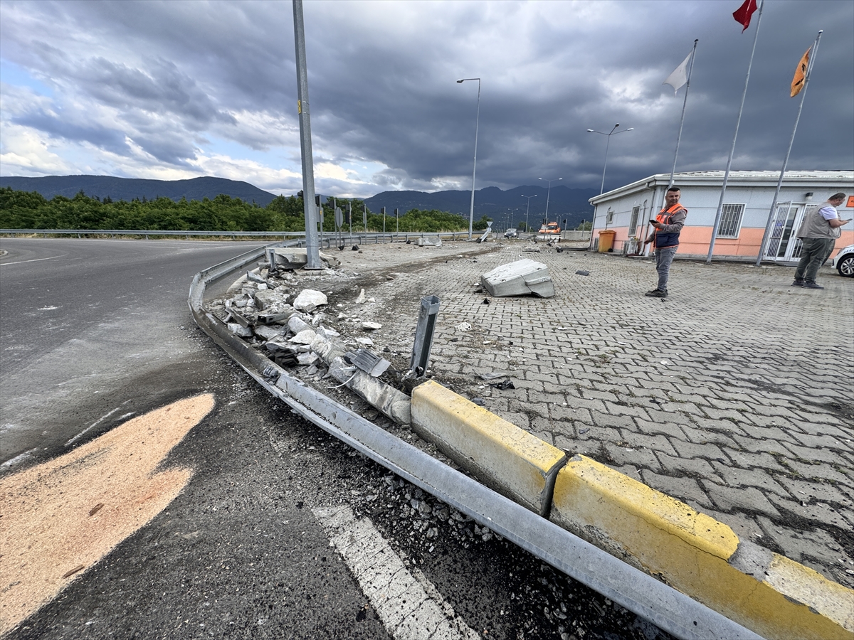Düzce'de bariyer ve beton bloklara çarpan tırın sürücüsü yara almadan kurtuldu