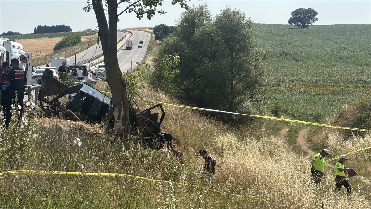Edirne'de ağaca çarpan otomobildeki 5 kişi öldü, 1 kişi yaralandı