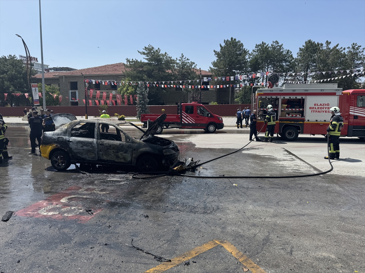 Elazığ'da yanan taksinin sürücüsü yaralandı