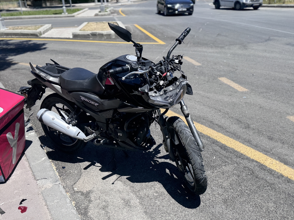 Erzurum'da hafif ticari araçla çarpışan motosikletin sürücüsü ağır yaralandı