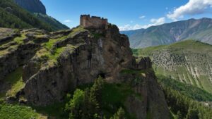 ERZURUM (AA) – Erzurum'un Tortum ilçesinde ormanlık alanda sarp kayalık