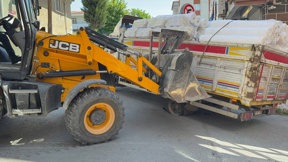 Esenler'de lastiği yolda oluşan çukura giren kamyon kurtarıldı