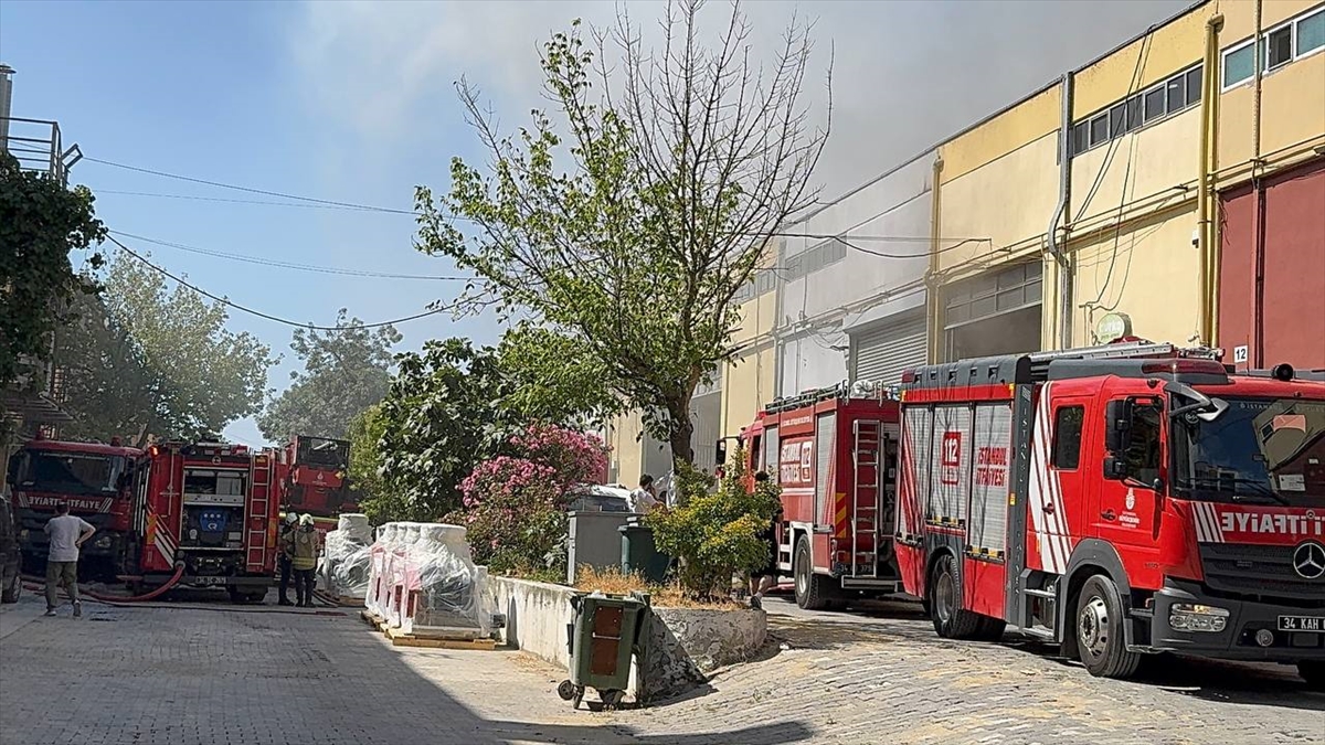 Esenyurt'ta iş yeri deposunda çıkan yangın söndürüldü