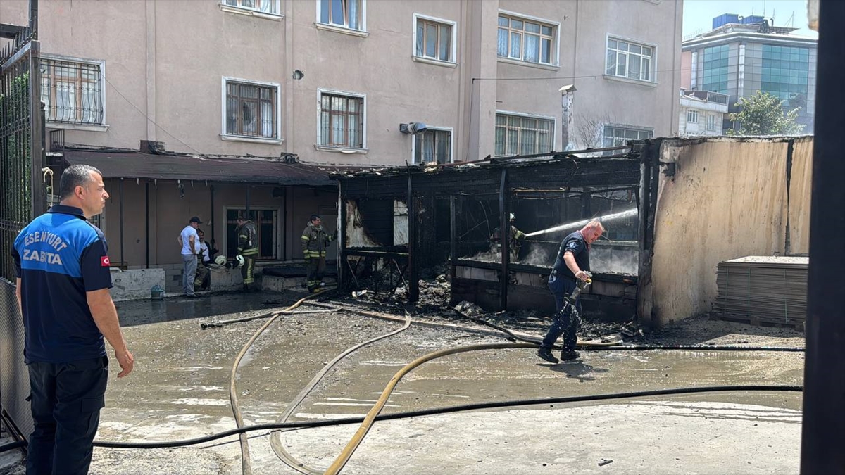 Esenyurt'ta öğrenci yurdunun bahçesindeki kulübe yandı