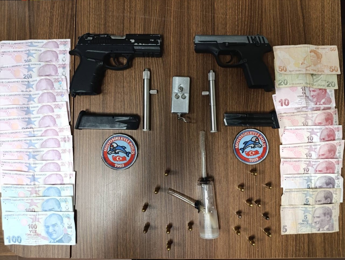 Esenyurt'ta yapılan polis uygulamasında 5 tabanca ele geçirildi