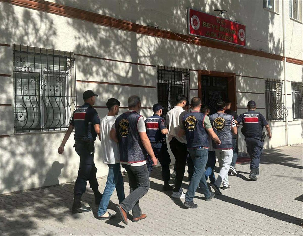 Eskişehir'de dolandırıcılık iddiasıyla yakalanan 5 zanlıdan 4'ü tutuklandı