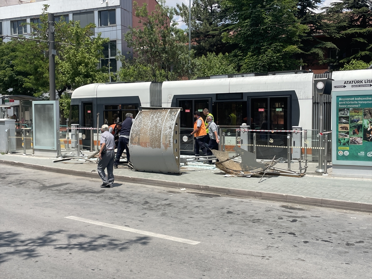 Eskişehir'de sürücüsü fenalaşan belediye otobüsünün çarptığı tramvay durağındaki kişi yaralandı
