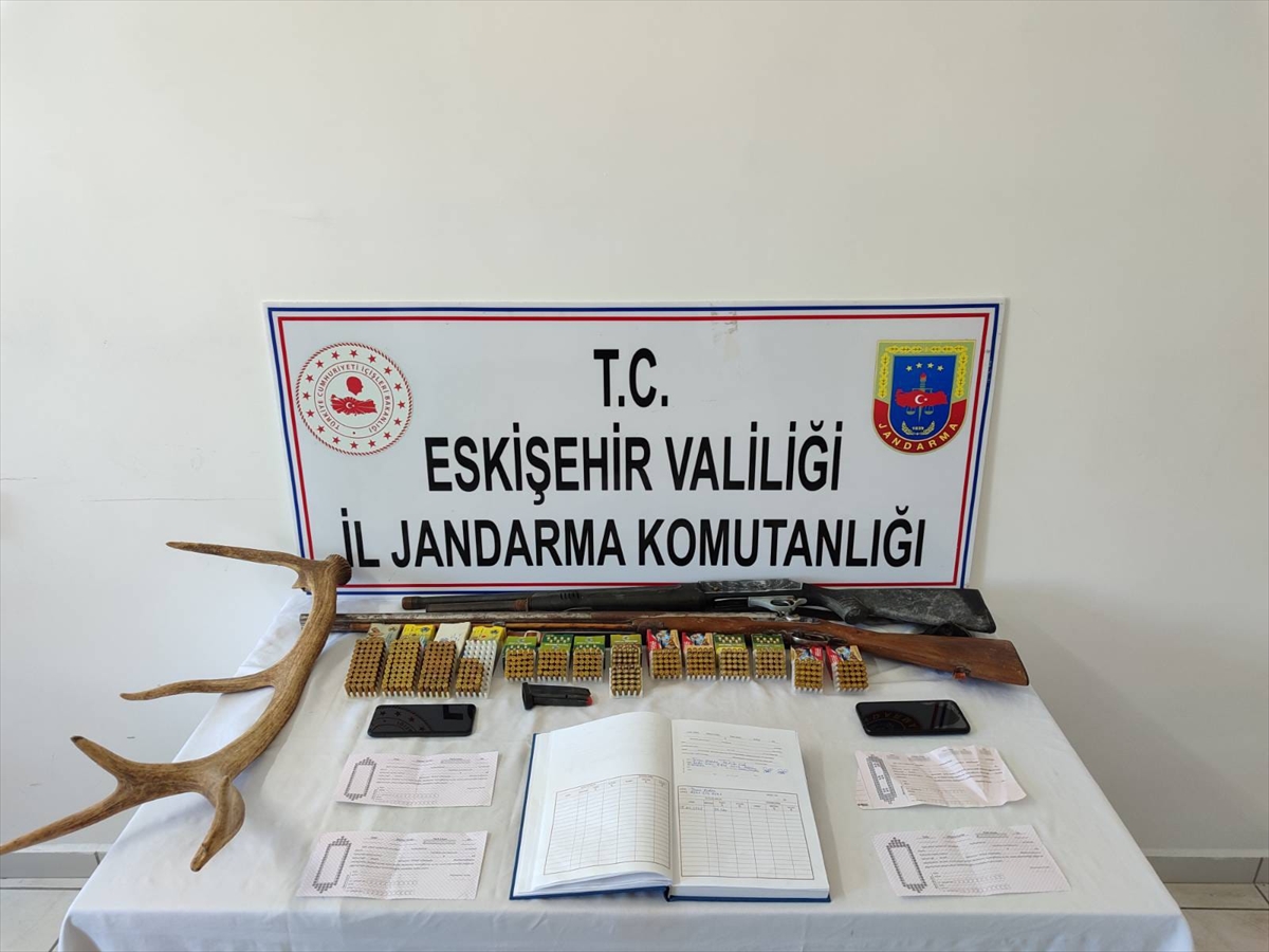 Eskişehir'de tefecilik operasyonunda yakalanan 2 kişi tutuklandı
