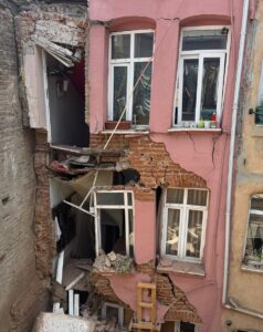 İSTANBUL (AA) – Fatih'te bir binanın arka cephesinde oluşan kısmi