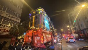 - Üst katlarda mahsur kalan 4 kişi itfaiye ekiplerince kurtarıldı