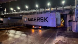 - Dorse üzerinde yan dönen konteyner yolun ulaşıma kapanmasına neden