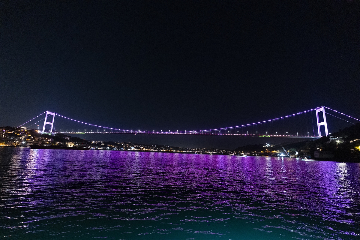 FSM Köprüsü Global Wellness Day'in 14'üncü yılı kapsamında magenta rengine büründü