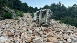 GAZİANTEP (AA) – Gaziantep'in İslahiye ilçesinde, uçuruma devrilen pikaptaki 3