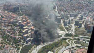 İSTANBUL (AA) – Gaziosmanpaşa'da, bir inşaatta işçilerin kaldığı 3 konteynerde
